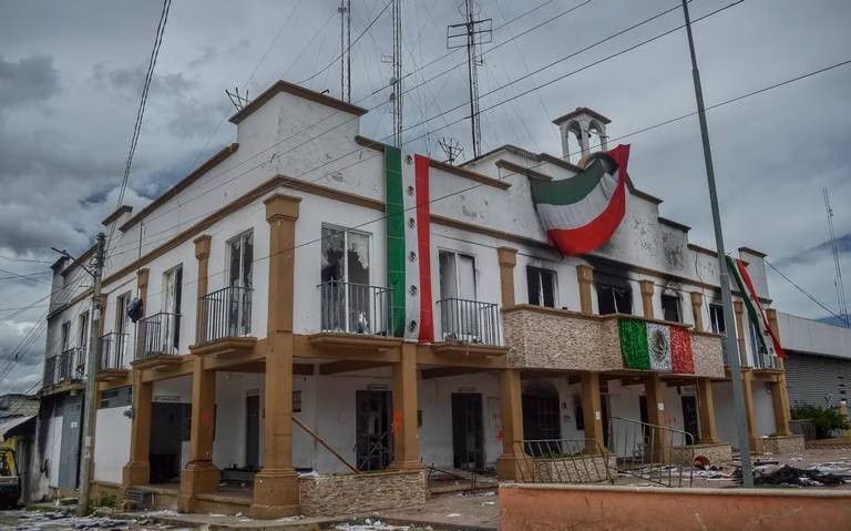 Fuerzas de seguridad resguardan entradas y salidas de Altamirano