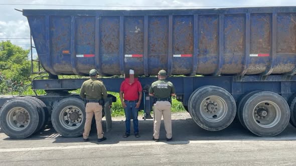 Guardia Estatal de Caminos detiene a persona y aseguran vehículo con irregularidades en su identificación 