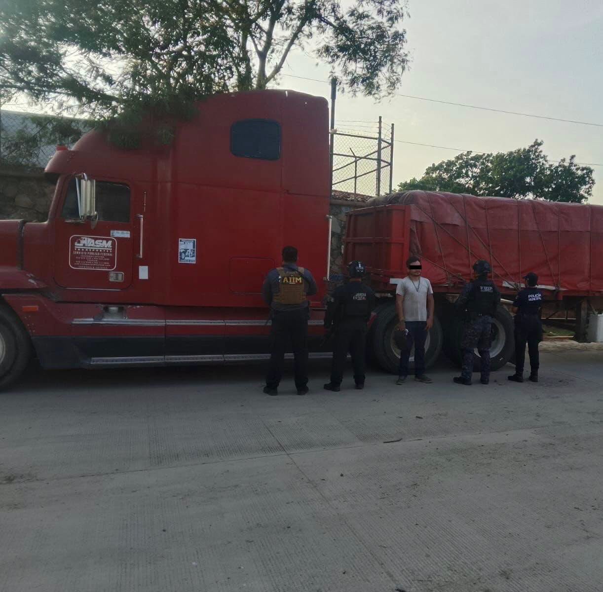 Aseguran a una persona y un vehículo con irregularidades en su identificación en Arriaga