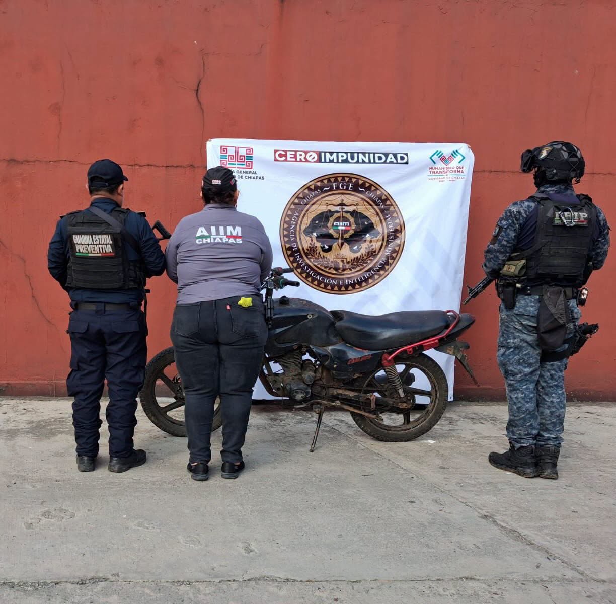 Aseguran motocicleta con alteraciones en sus medios de identificación y presunta droga en Pichucalco