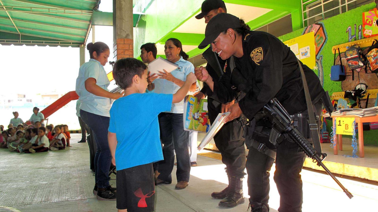 Conviven niños y niñas con elementos de la SSP; quieren ser policías