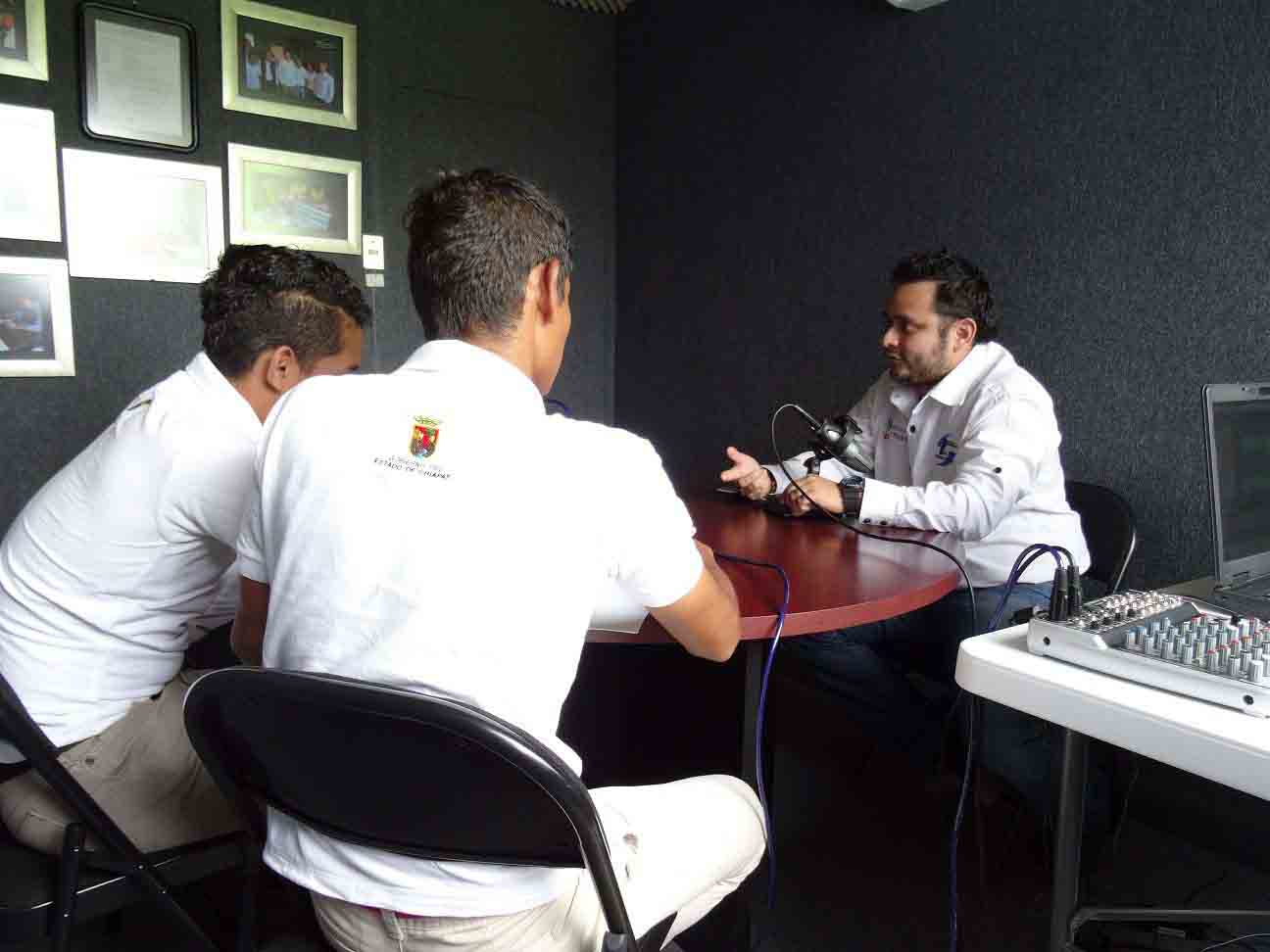 SSP invita a escuchar el programa de radio, emitido desde el interior de Villa Crisol