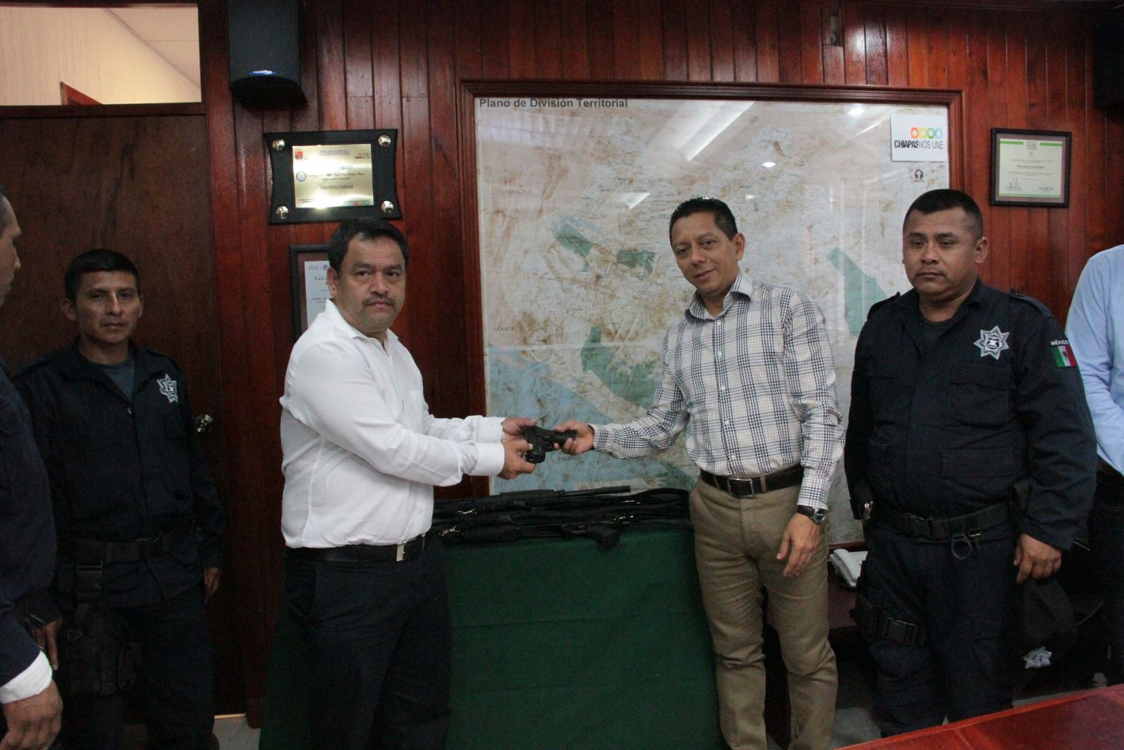 Entrega SSP armamento al municipio de Palenque