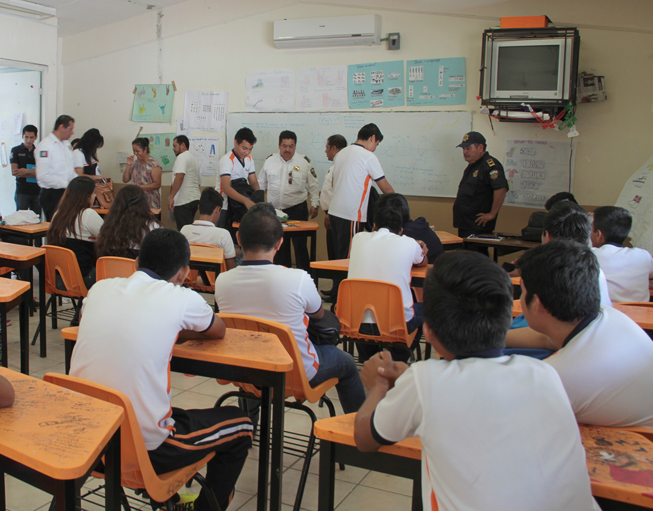 Realizan operativo mochila en preparatoria del estado