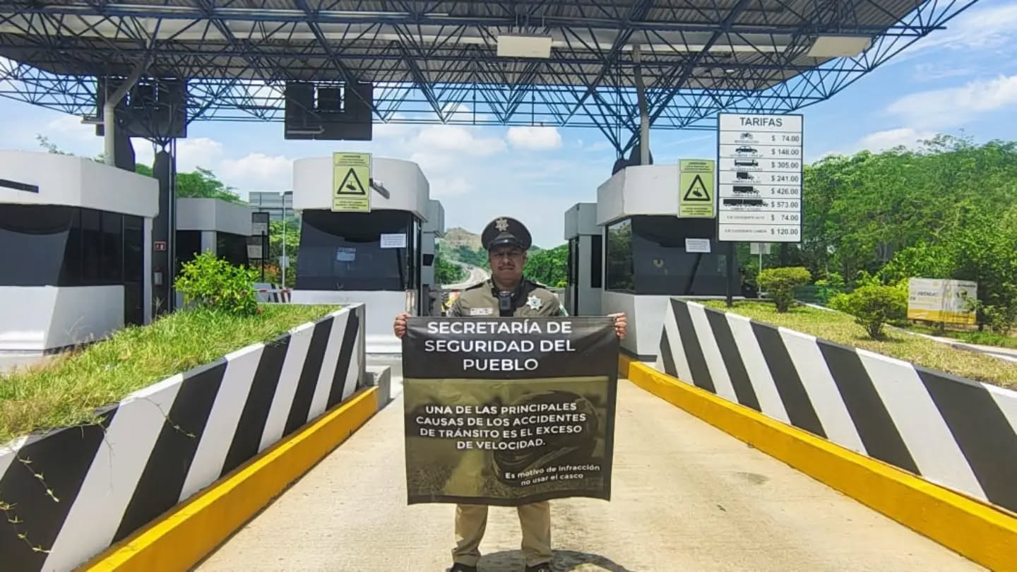 Entrega Guardia Vial Preventiva trípticos a automovilistas y motociclistas 
