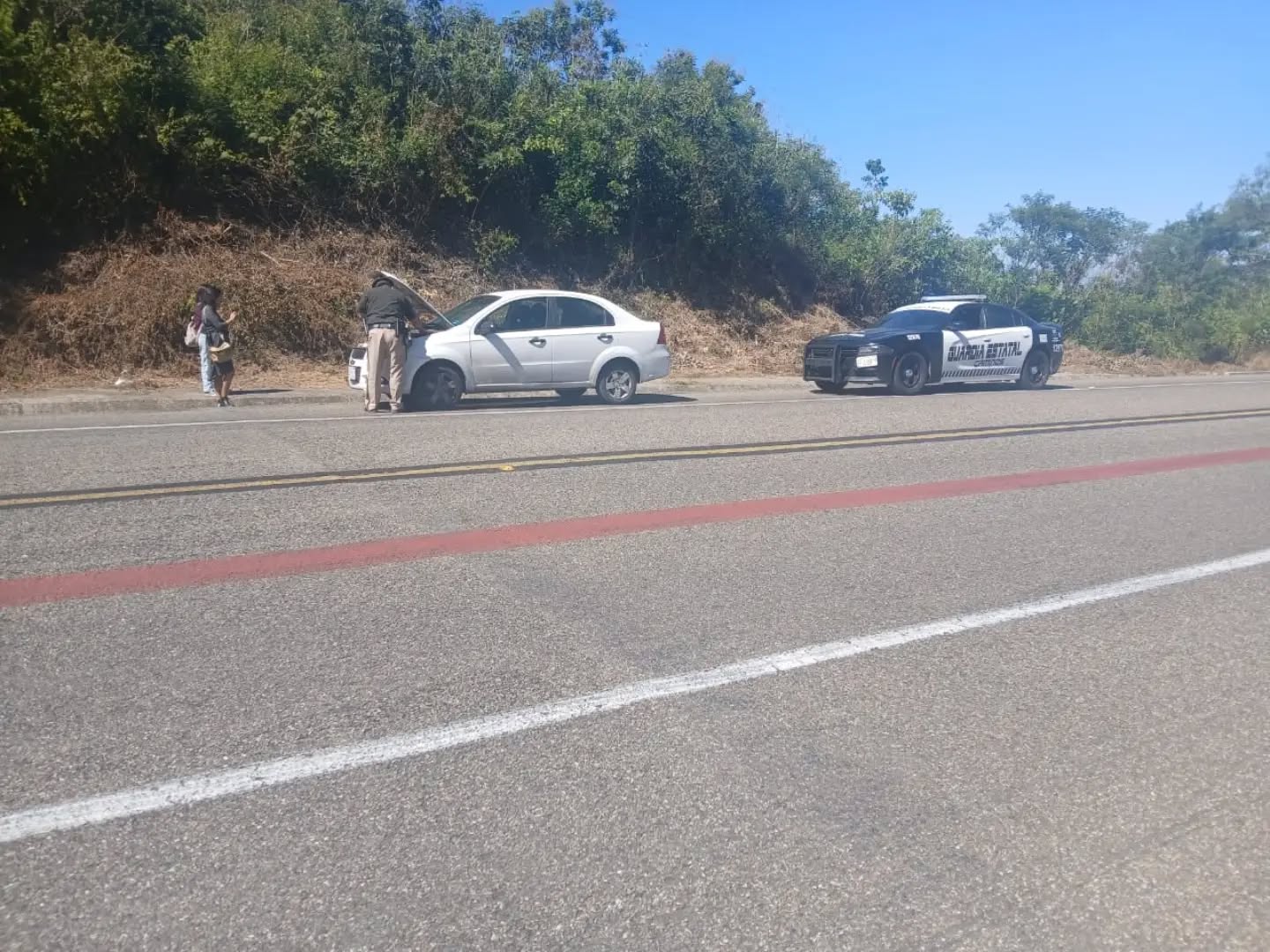 Brinda Guardia Estatal de Caminos asistencia a usuarios en distintos tramos carreteros de Chiapas
