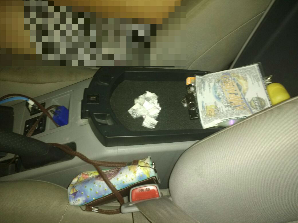 Elementos de la SSP y Policía Municipal, detectan presunta venta de drogas en vehículo de Quintana Roo