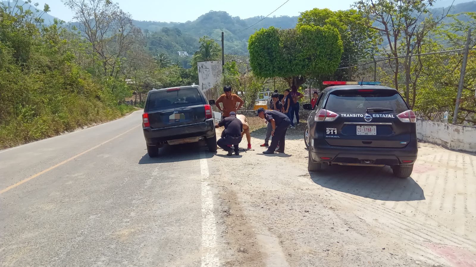 SEMANA SANTA 2023 || Elementos de la SSyPC auxilian a familia en carretera a Tecpatán 