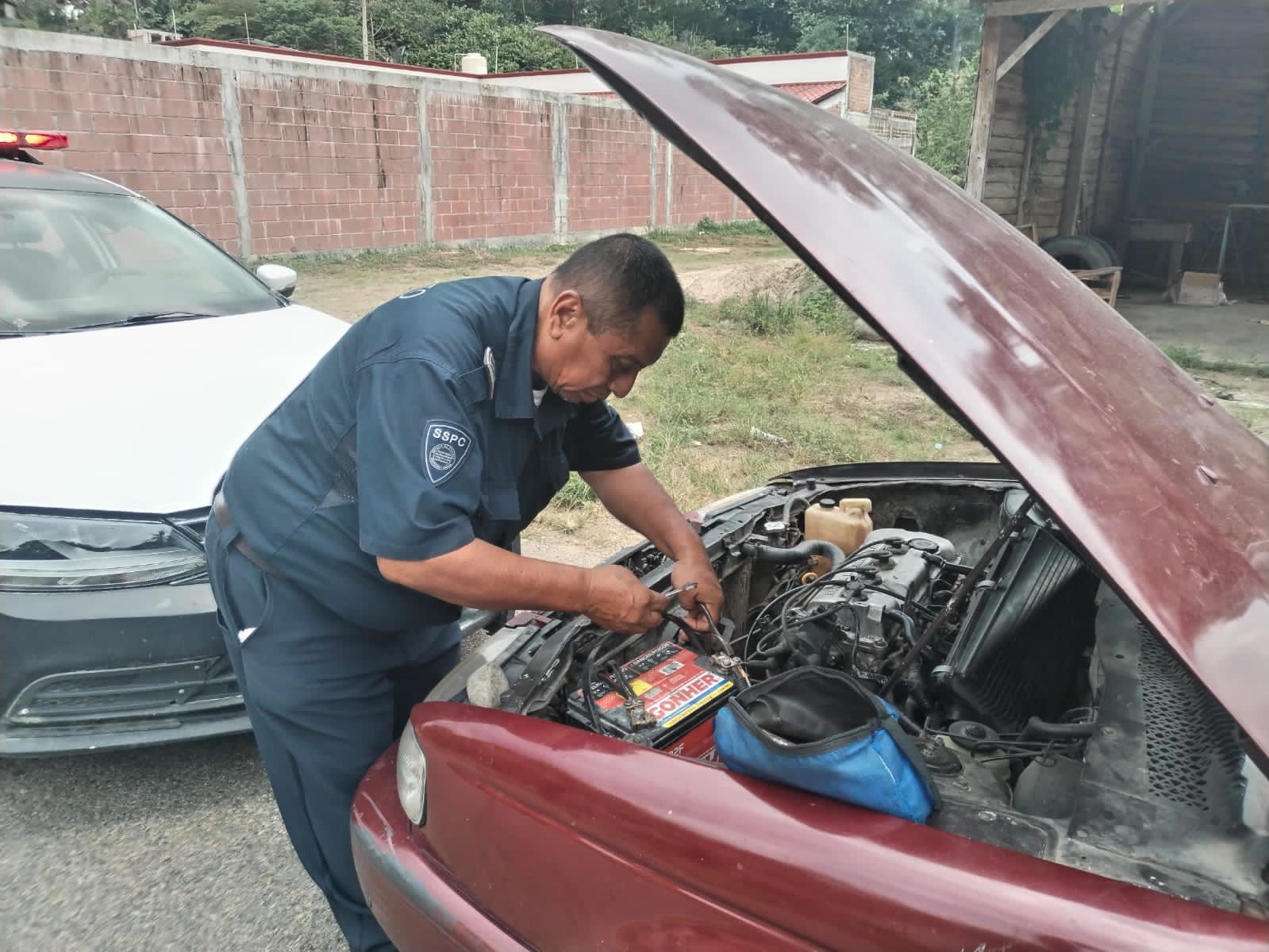 SEMANA SANTA 2023 || Elementos de SSyPC auxilian a automovilista en Tuzantán  