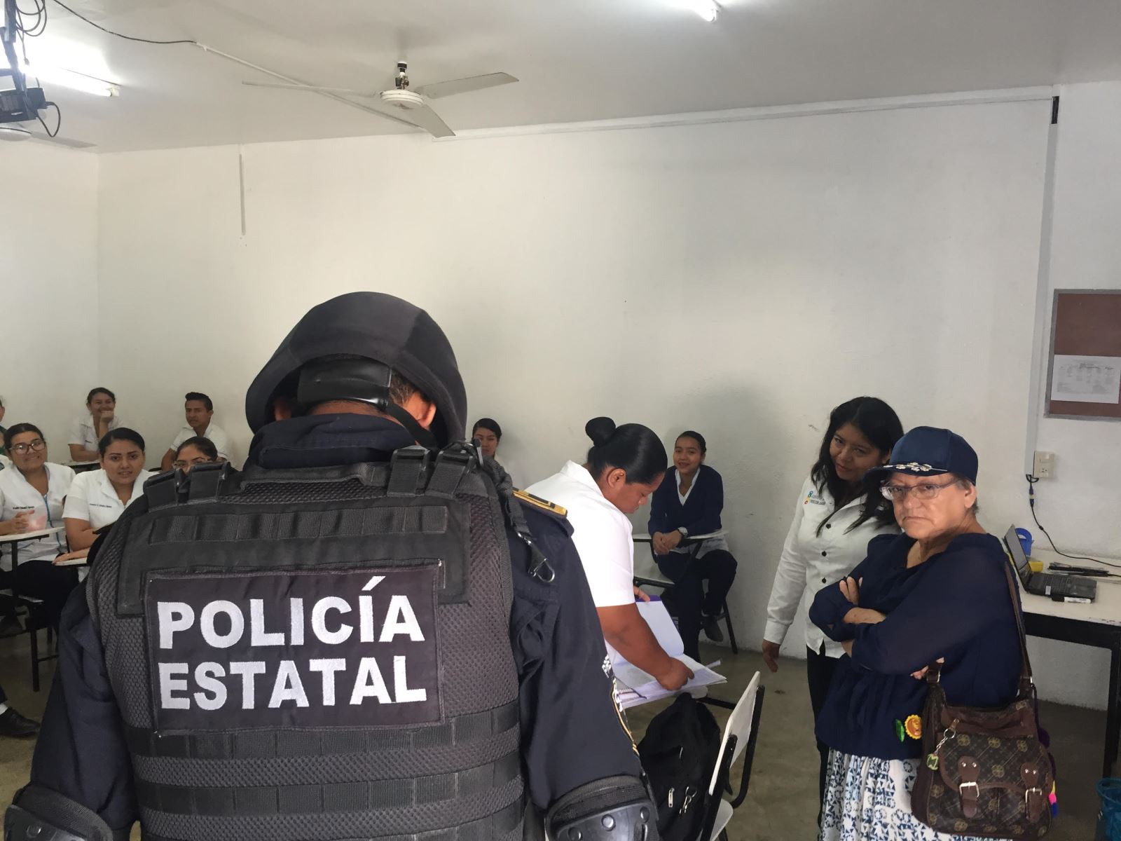 SSP realiza “operativo mochila” en Sistema Educativo Universitario Azteca