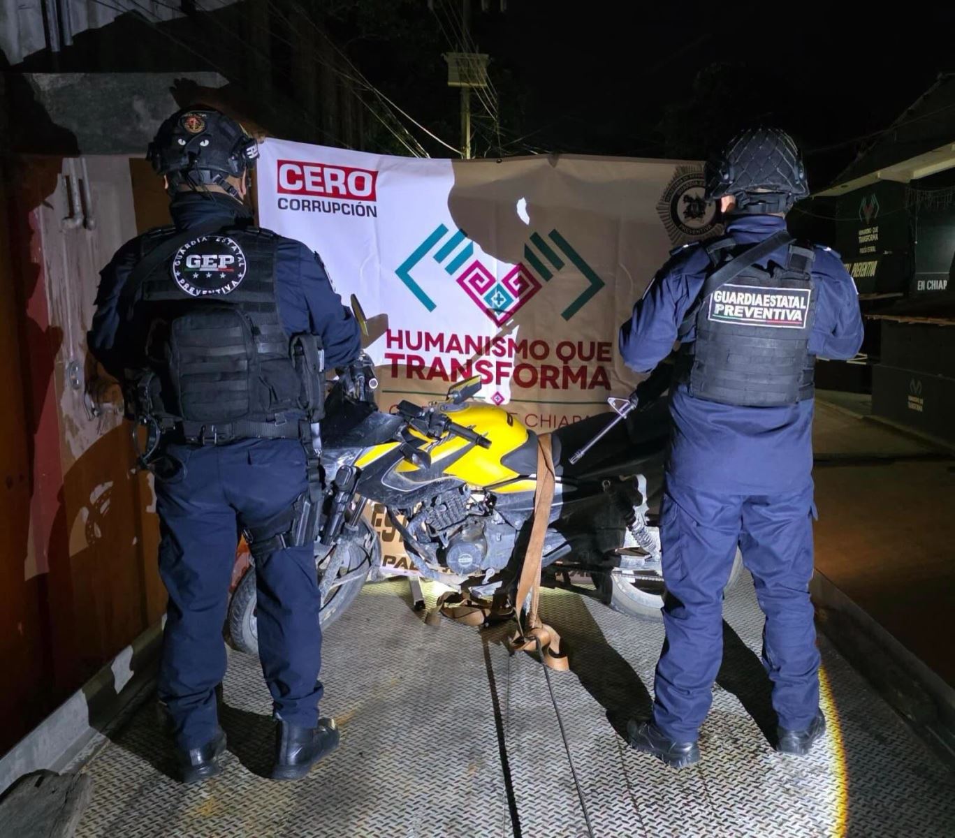 Asegura SSP y FGE motocicleta en aparente estado de abandono en el tramo carretero Palenque - La Libertad
