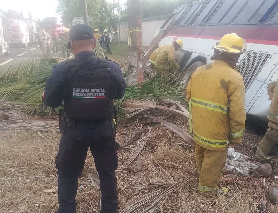 En operativo de reacción inmediata, SSP brinda atención a volcadura de camión en Tapachula