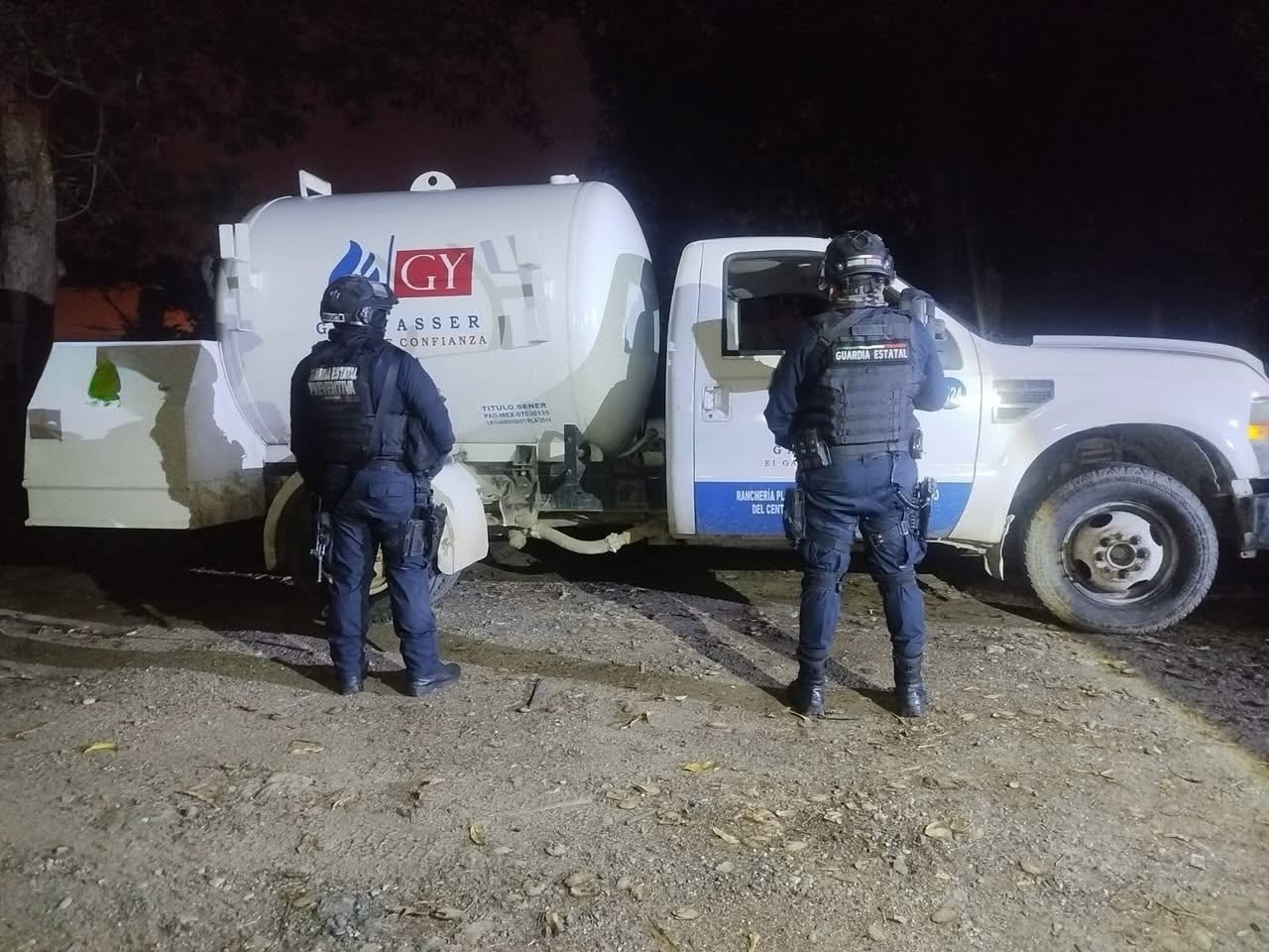 Aseguran vehículo tipo pipa en calidad de abandono en Reforma