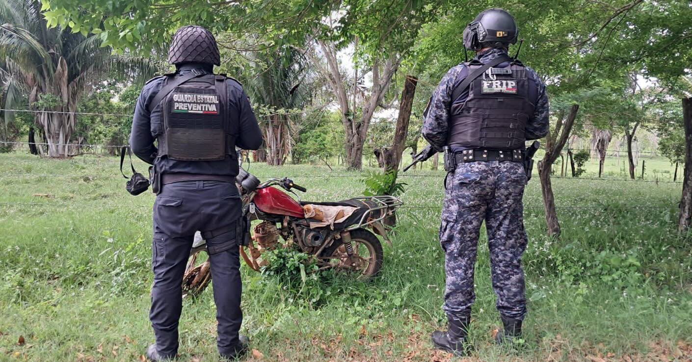 Aseguran motocicleta y presuntos narcóticos en Benemérito de las Américas