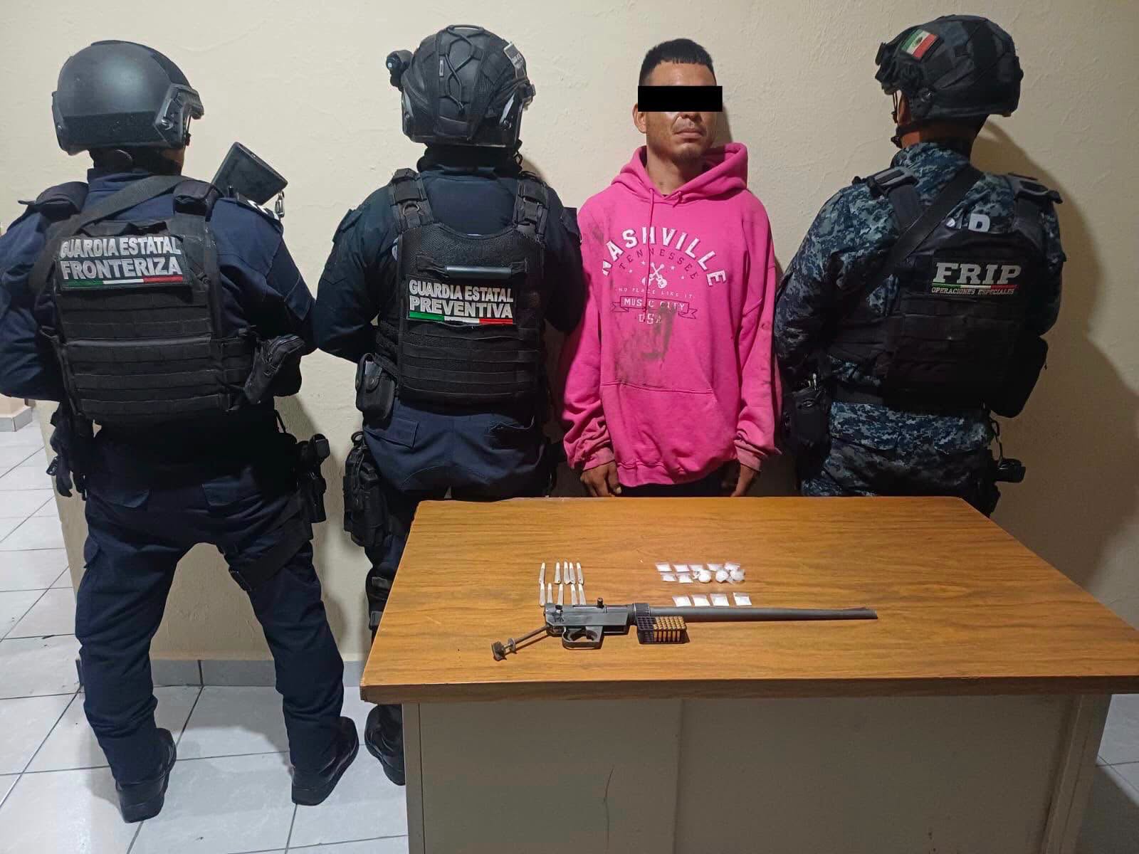Detienen a persona por presuntos delitos contra la salud, amenazas y portación de arma de fuego hechiza 