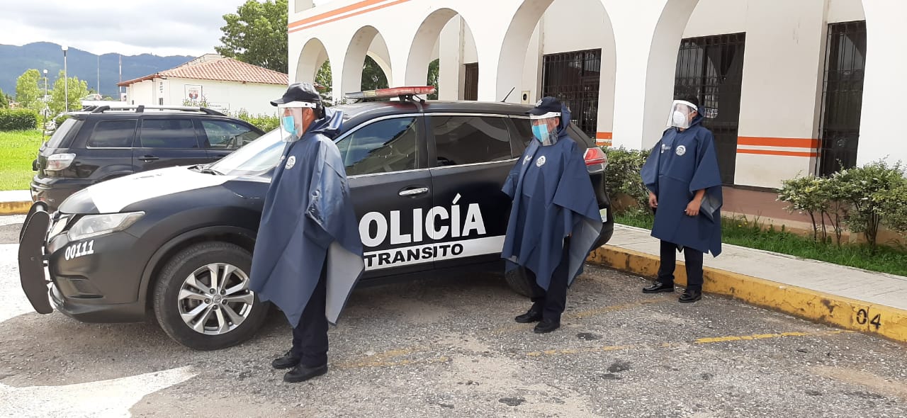 Entrega SSP impermeables a Policía de Tránsito, ante la temporada de lluvias
