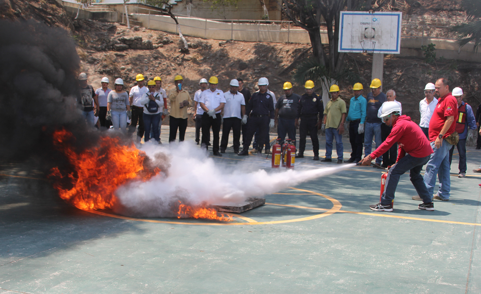 Bomberos capacitan a personal de la SSP en manejo de extintores
