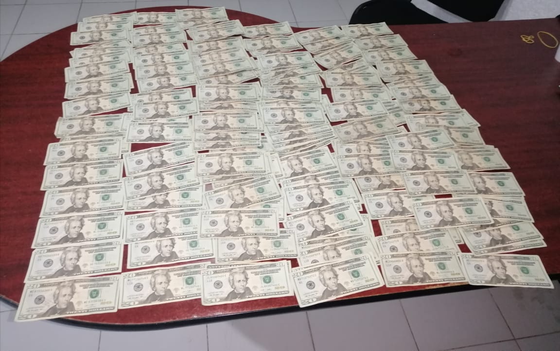 SSP detiene a personas por transportación ilegal de dinero, en Tapachula