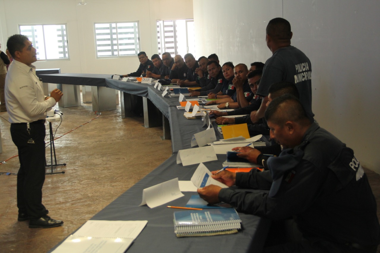 Capacitan a elementos de fuerzas municipales en el Cuartel General de la SSP