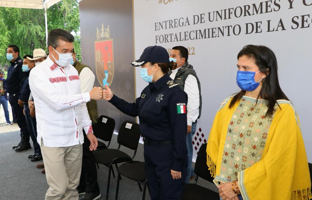 Rutilio Escandón entrega uniformes y certificados a policías estatales de las regiones Selva y Maya