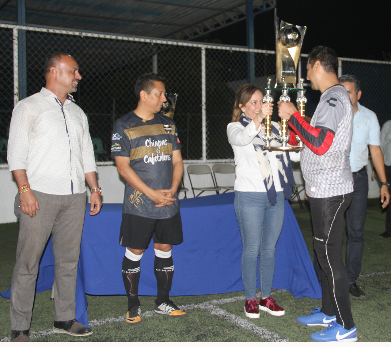 Titular de la SSP premió a campeón de torneo interno de futbol rápido