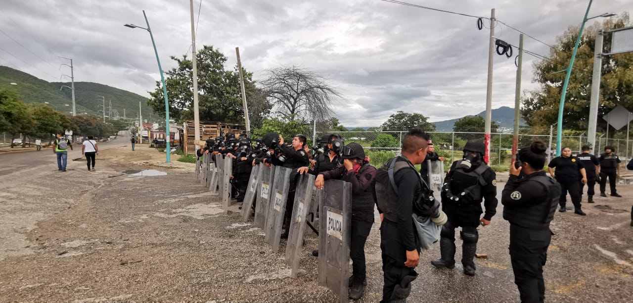 Grupo interinstitucional libera vía bloqueada por normalistas