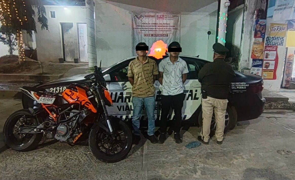 Detiene SSP a dos personas por posesión de motocicleta con reporte de robo en Huixtla