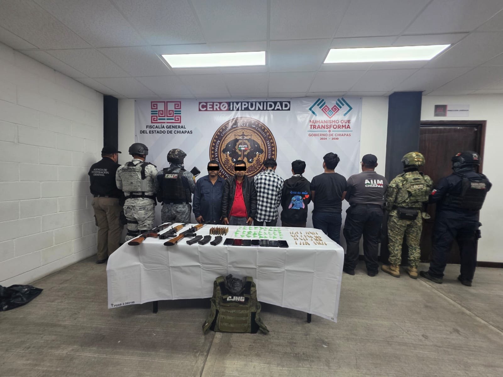 Detiene SSP a cinco personas; asegura armas largas y narcóticos en Ixhuatán