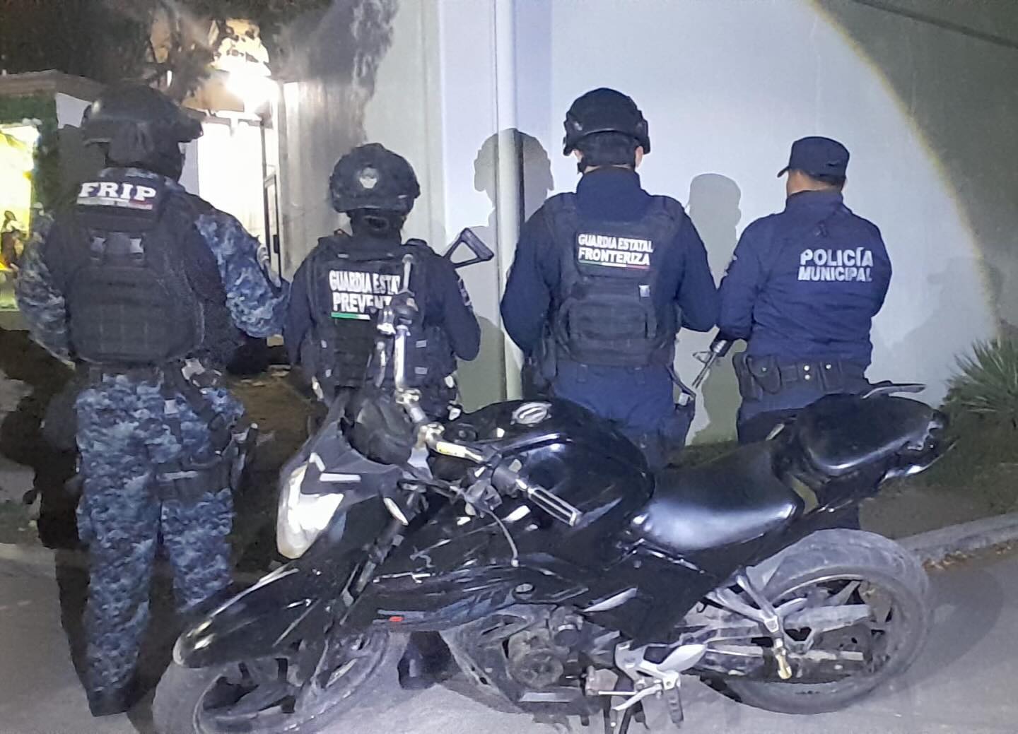 Guardia Estatal Fronteriza recupera motocicleta abandonada