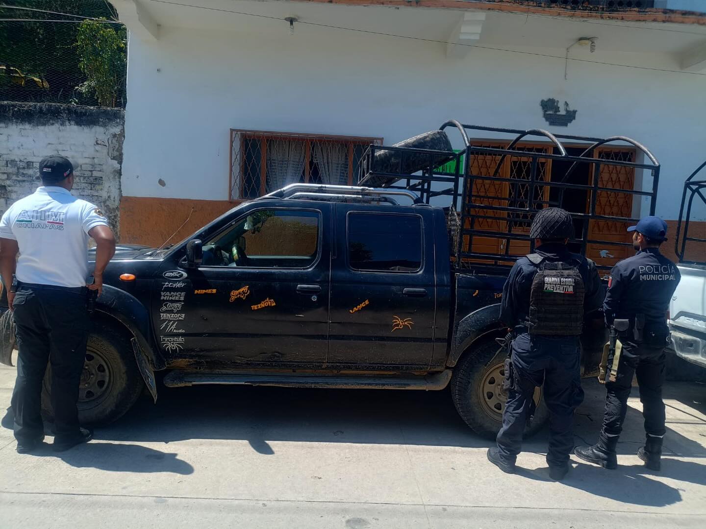 En acción interinstitucional recuperan vehículo abandonado con reporte de robo en Bochil