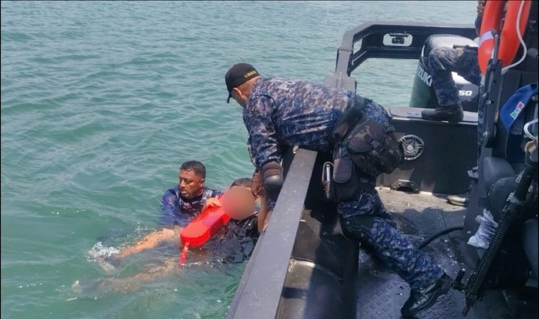 Rescata Unidad de Reacción Anfibia Pakal a masculino en Puerto Arista
