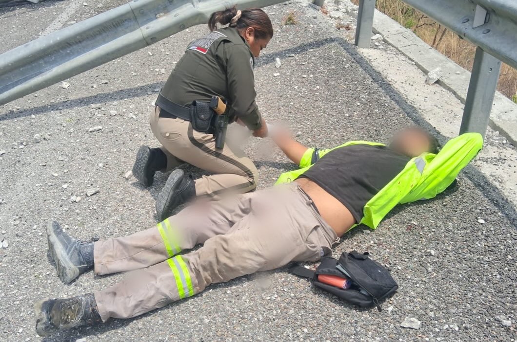 Guardia Estatal de Caminos brinda atención inmediata ante hecho de tránsito en la autopista Chiapa de Corzo 