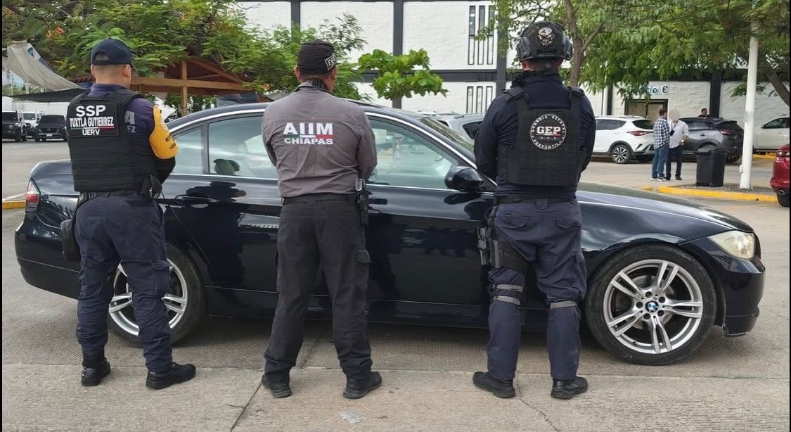 En operativo interinstitucional aseguran vehículo abandonado en Tuxtla Gutiérrez