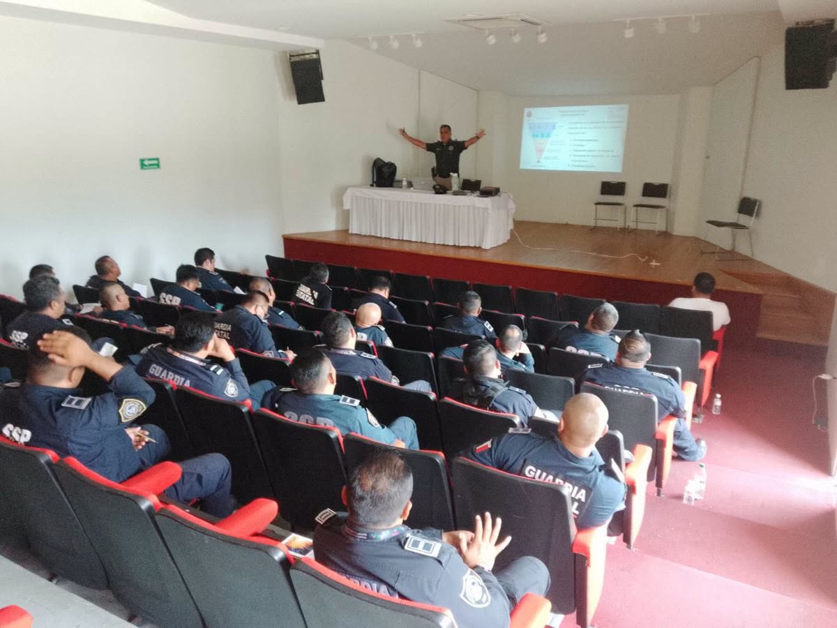 Guardia Estatal Complementaria capacitada en educación vial y manejo a la defensiva