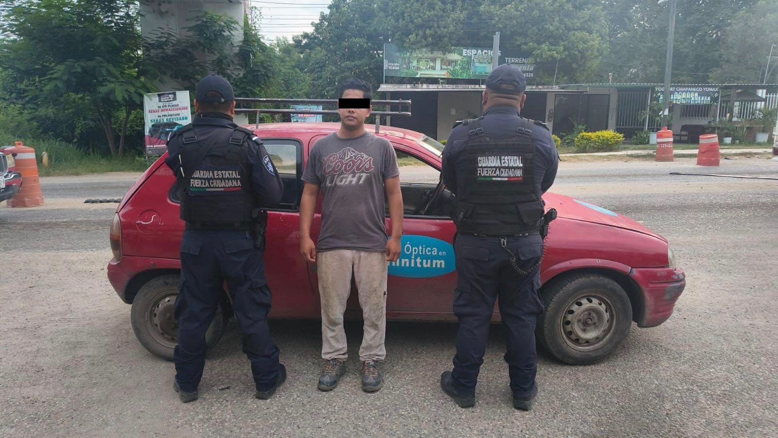 Detienen a un hombre y aseguran vehículo con reporte de robo en autopartes en Chiapa de Corzo