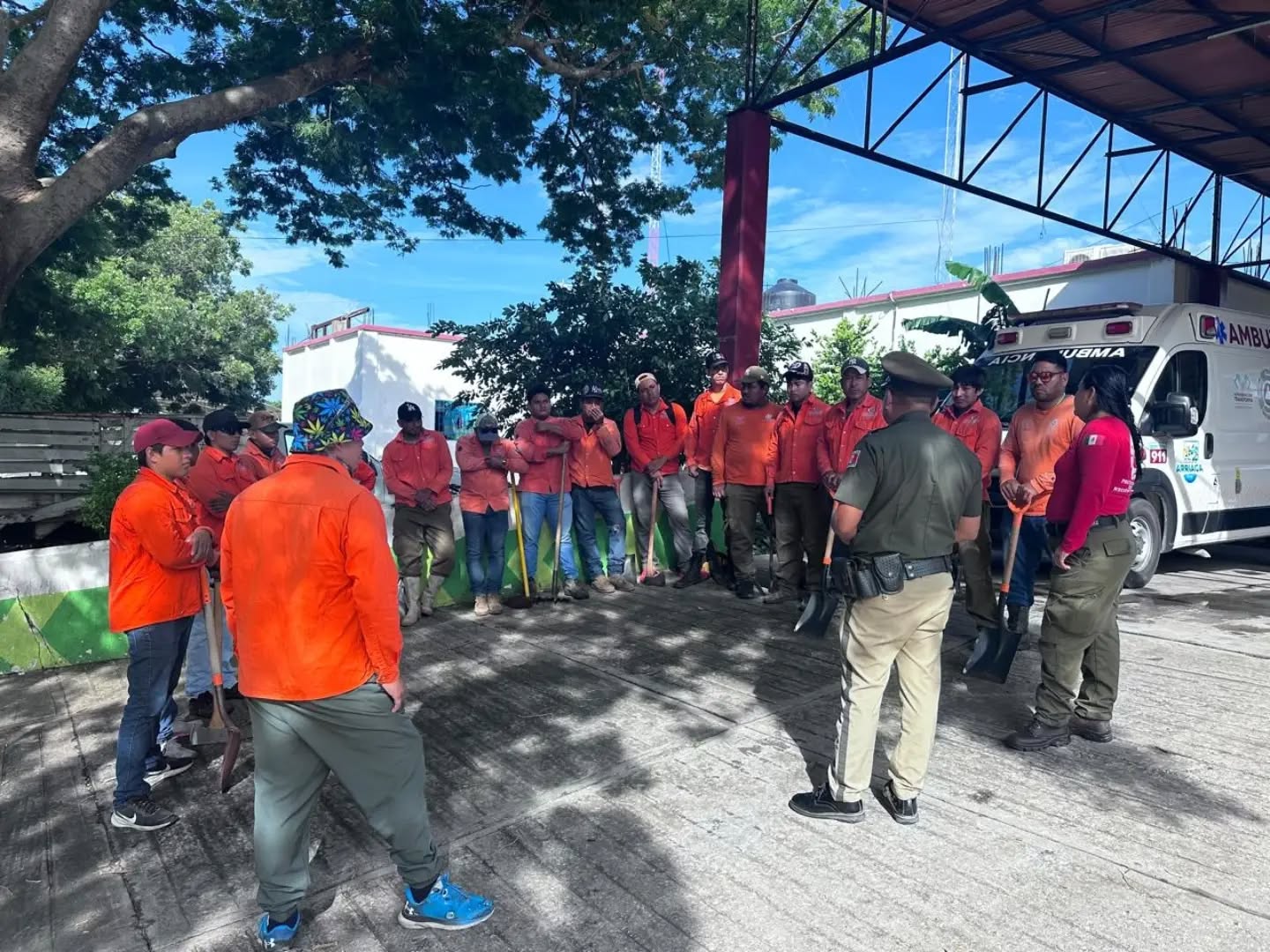 Promueve Guardia Estatal Vial Preventiva educación vial con personal de Protección Civil en Arriaga