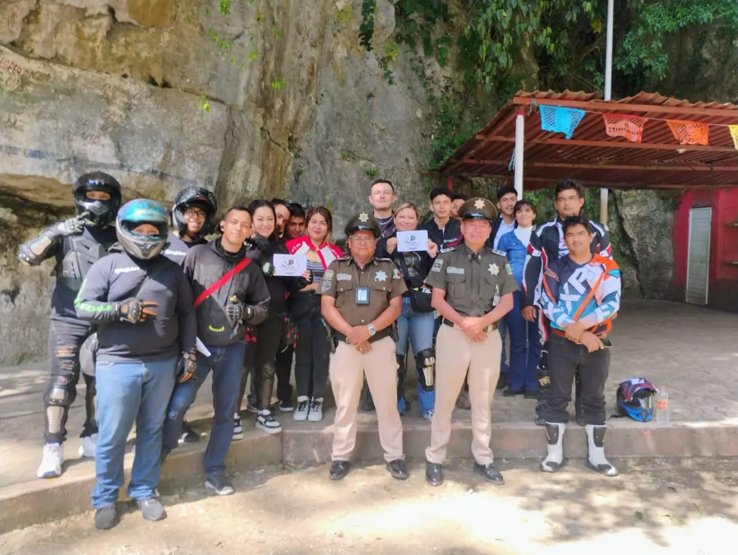 Fortalece Guardia Estatal Vial Preventiva cultura vial con motociclistas visitantes en Ixhuatán