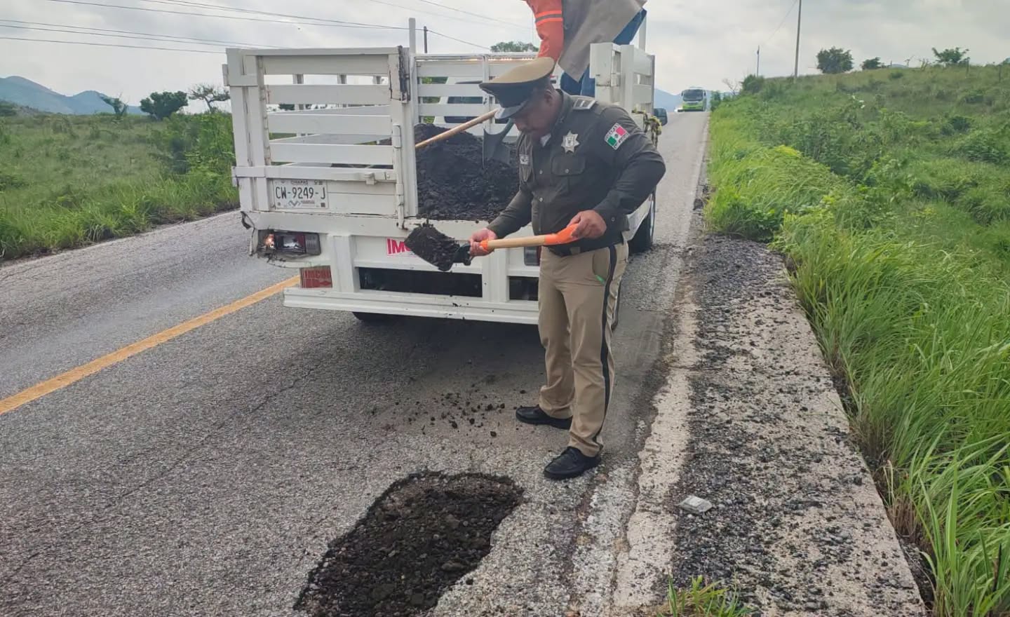 Realizan Guardia Estatal Vial Preventiva y Protección Civil trabajos de bacheo preventivo 