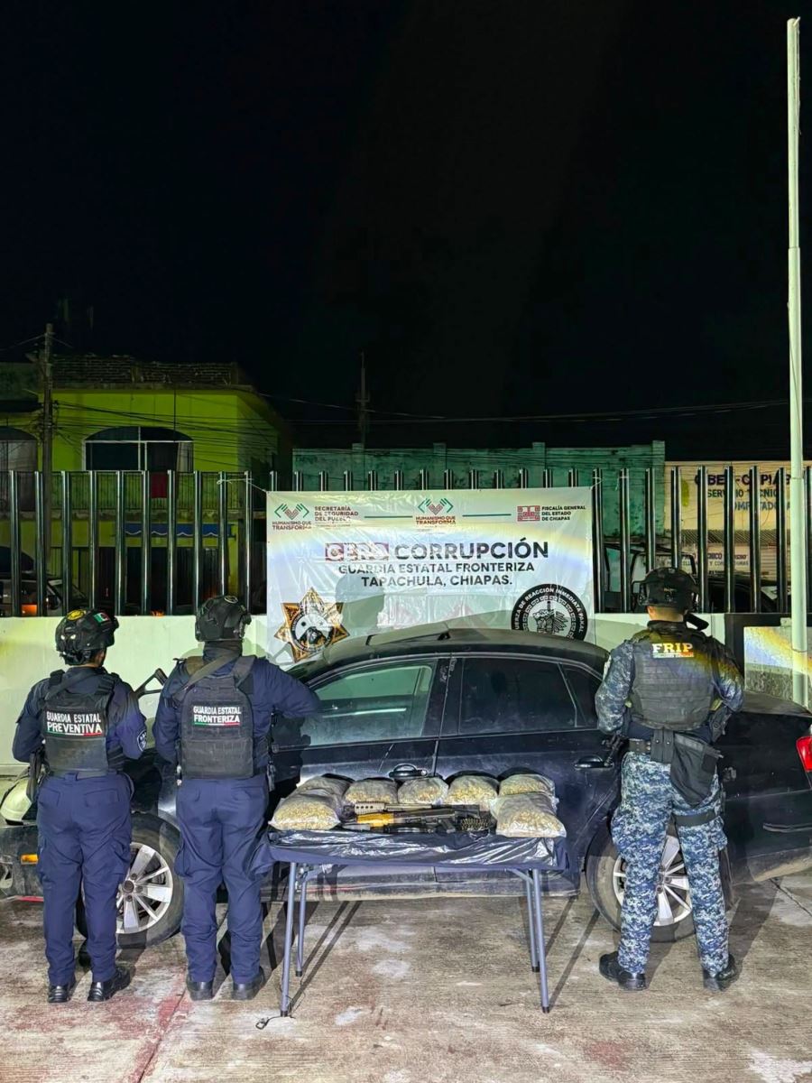 Aseguran seis kilogramos de presunta droga y dos armas en vehículo abandonado