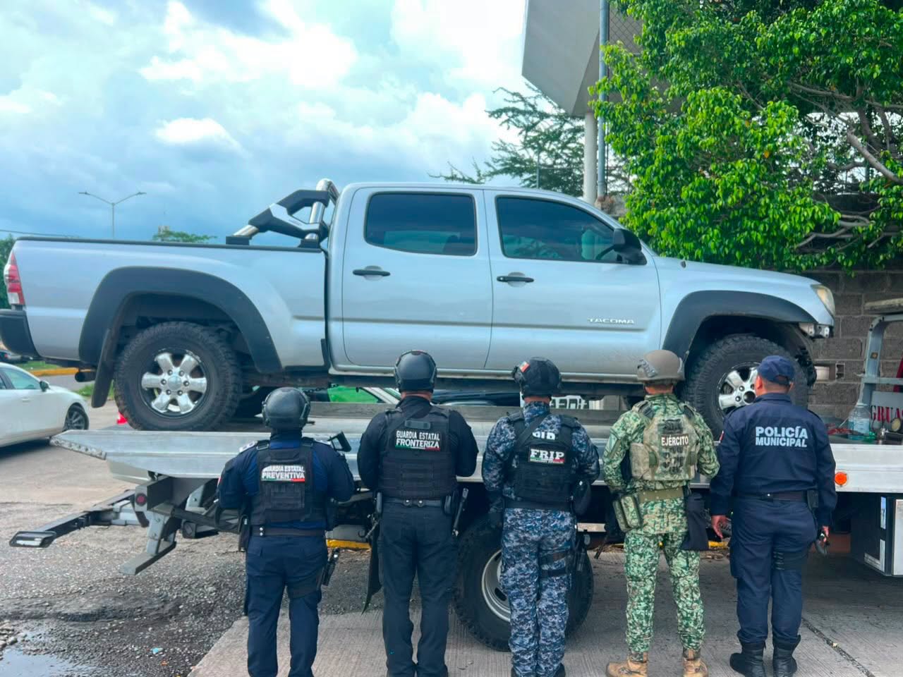 Fuerza interinstitucional conjunta asegura vehículo abandonado