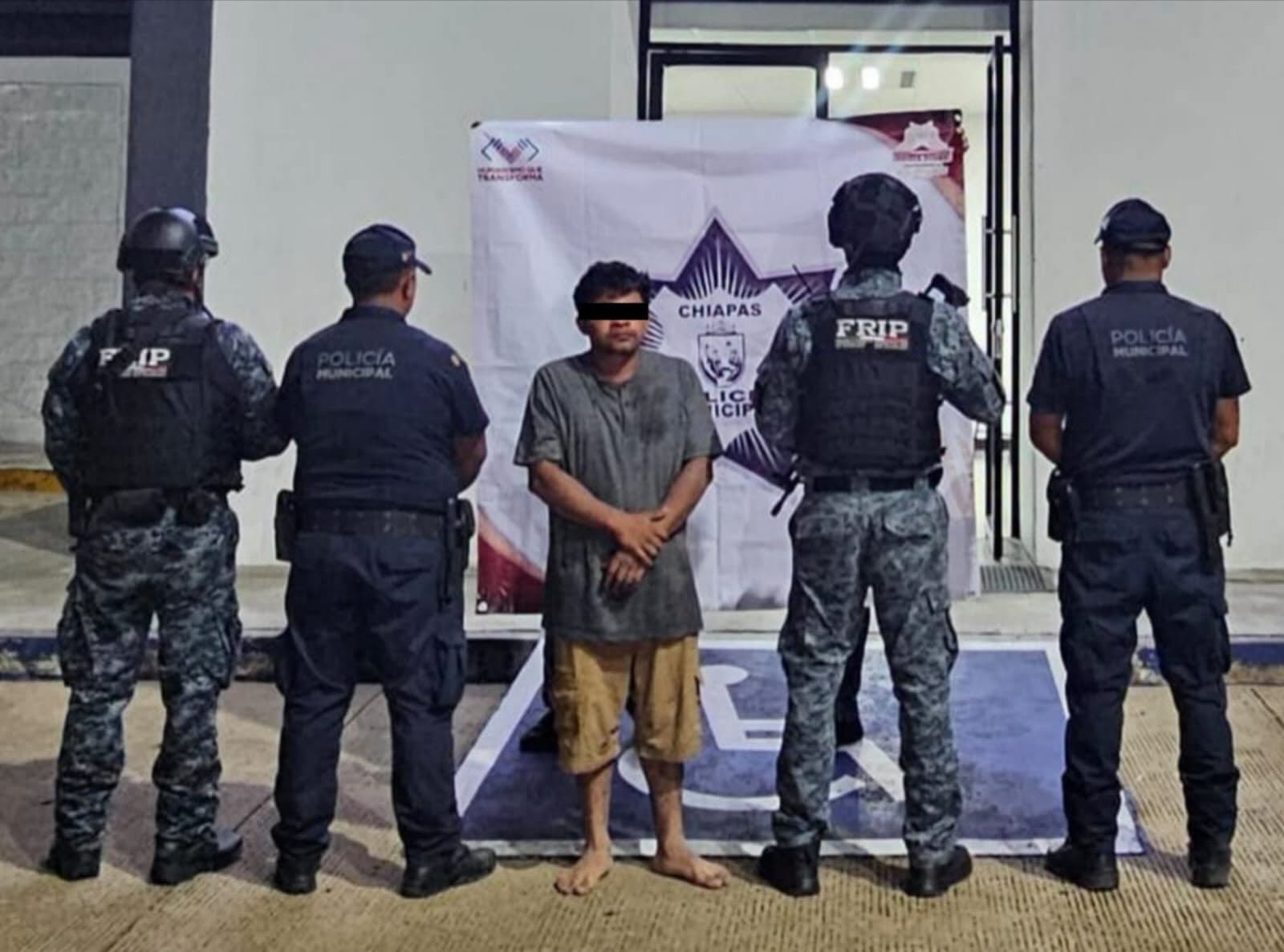 Energúmeno sujeto detenido por presunto delito de violencia familiar
