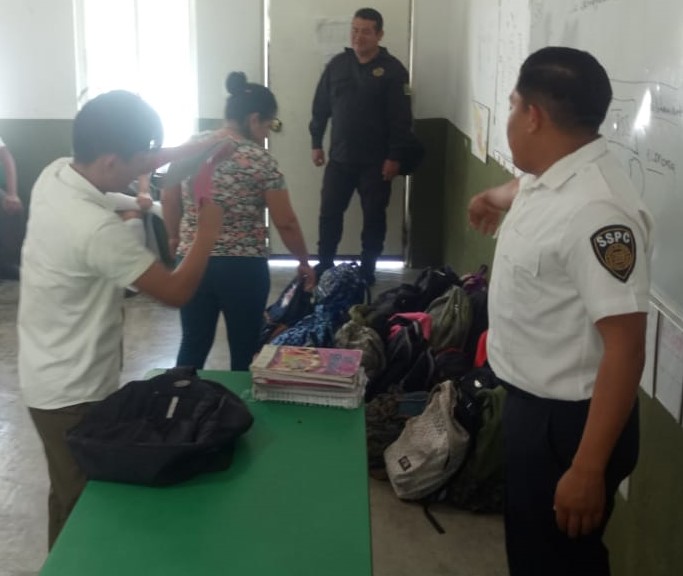 Realiza SSP “Operativo Mochila” en escuela de Tuxtla
