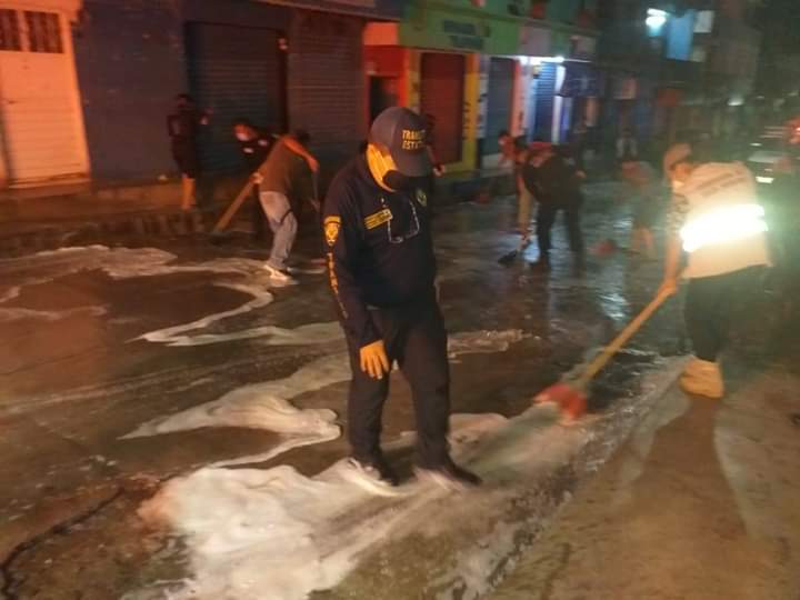 SSP apoya en limpieza y sanitización de zona comercial de Ocosingo