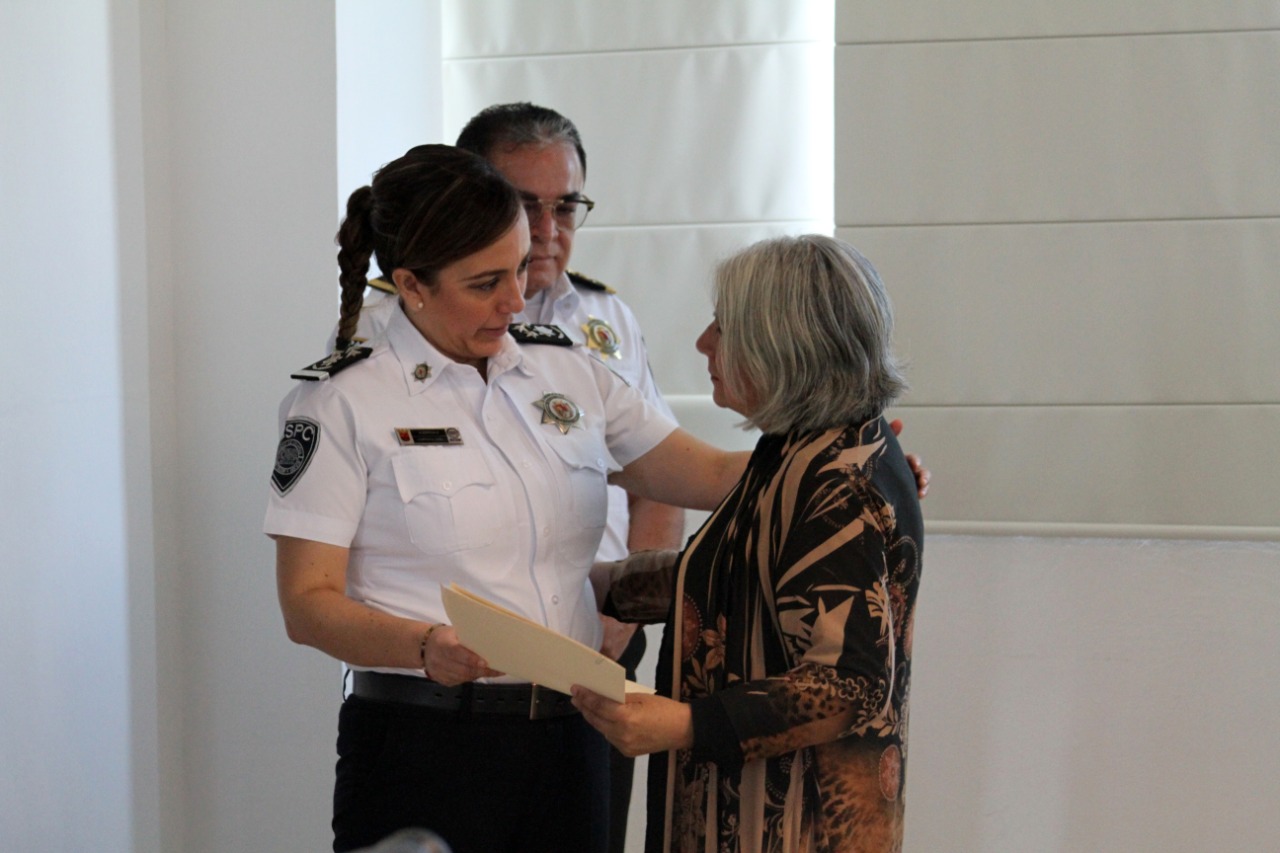 Titular de la SSP entrega cheques de seguros de vida a familiares de policías