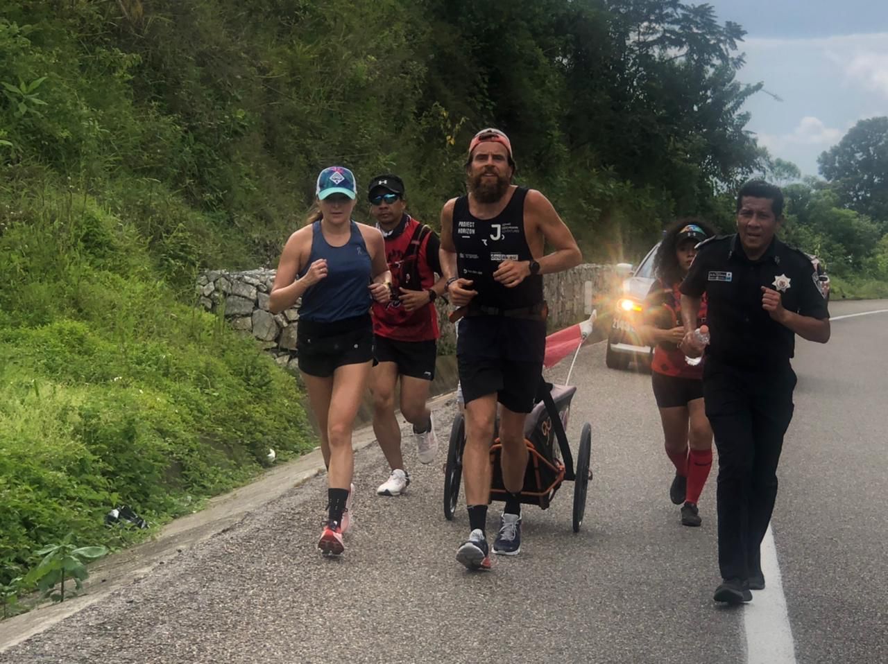 Policía de Tránsito del Estado corre 21 kilómetros con el atleta alemán Jonas Deichmann