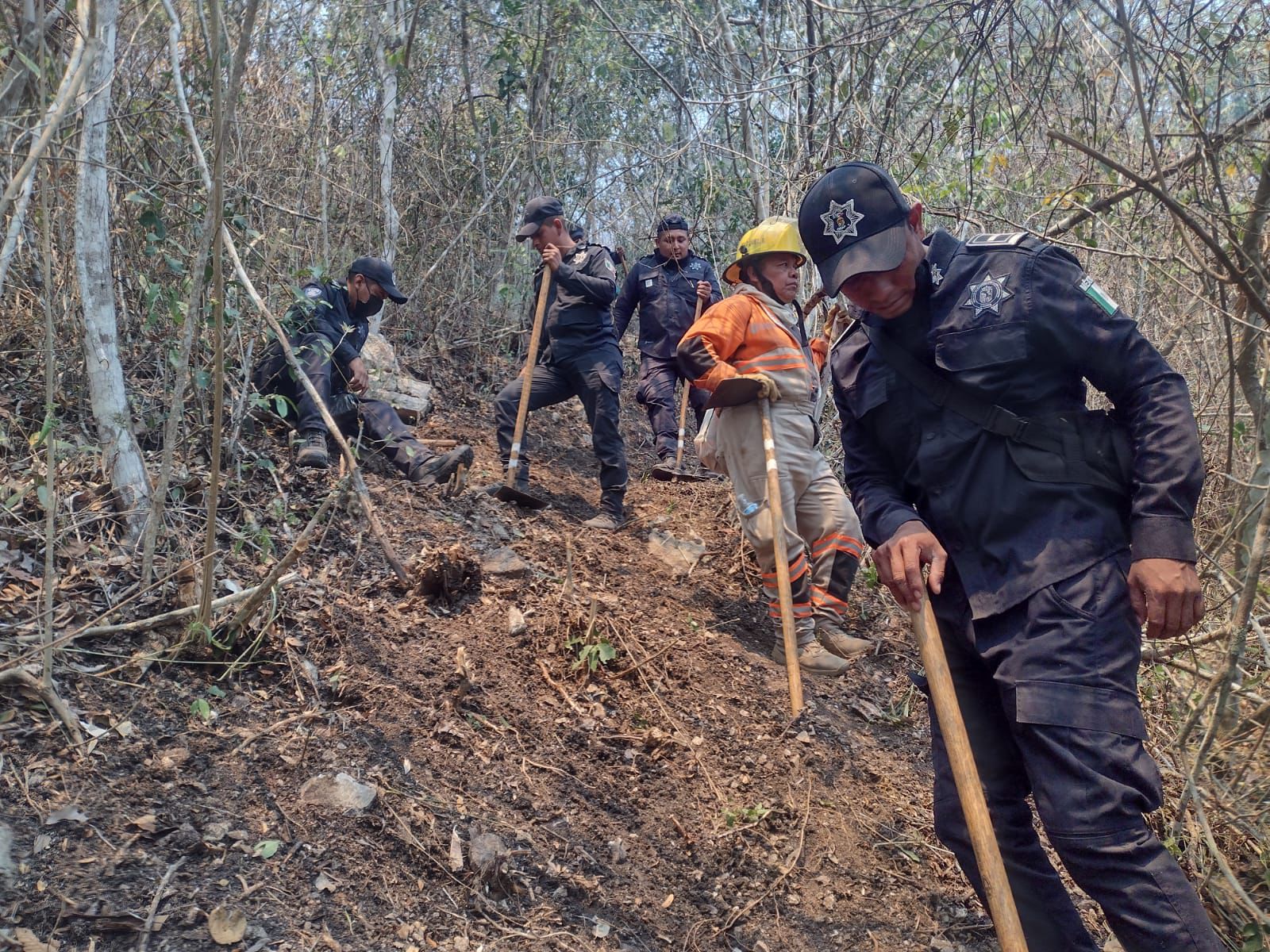 Policías de la SSyPC se suman a acciones para combatir incendios en la región Metropolitana de Chiapas