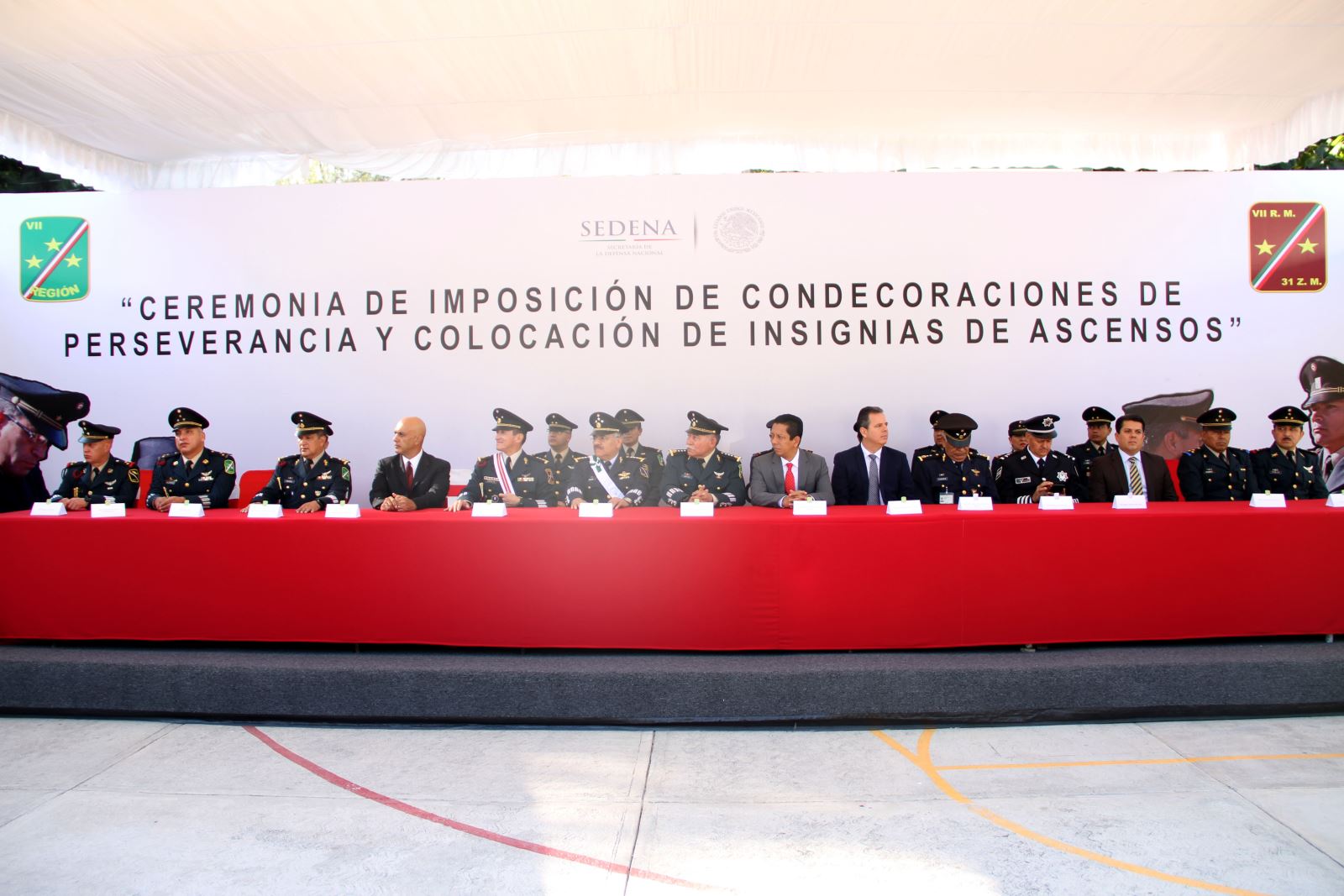 Llaven Abarca asiste a condecoración de perseverancia y colocación de insignias a militares