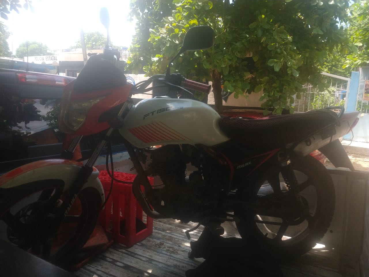 Seguridad Turística y Vial recupera motocicleta con reporte de robo, en Arriaga