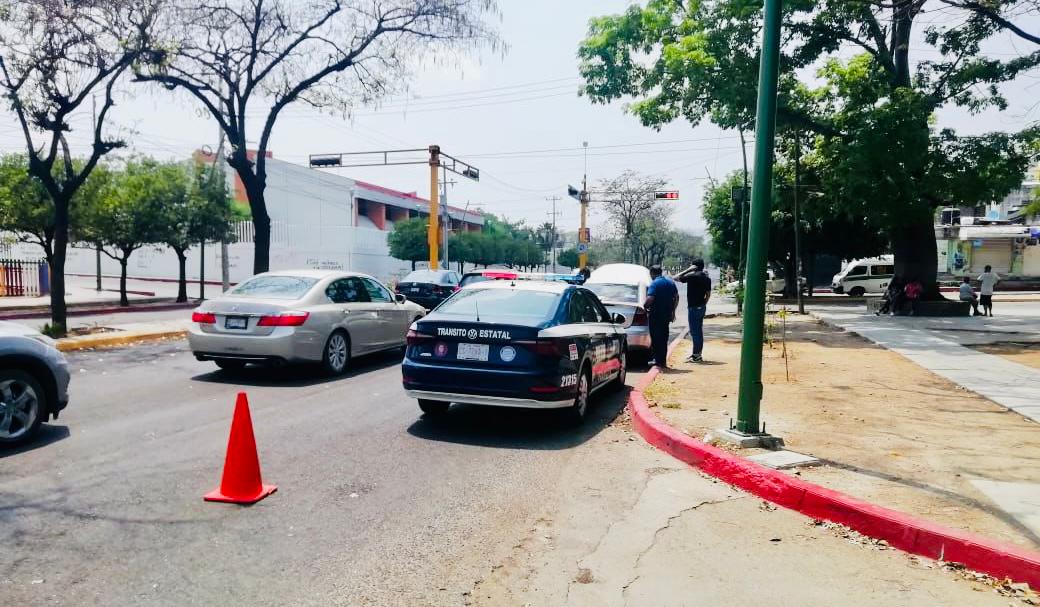 Policías de la SSP auxilian a automovilista en Tuxtla Gutiérrez