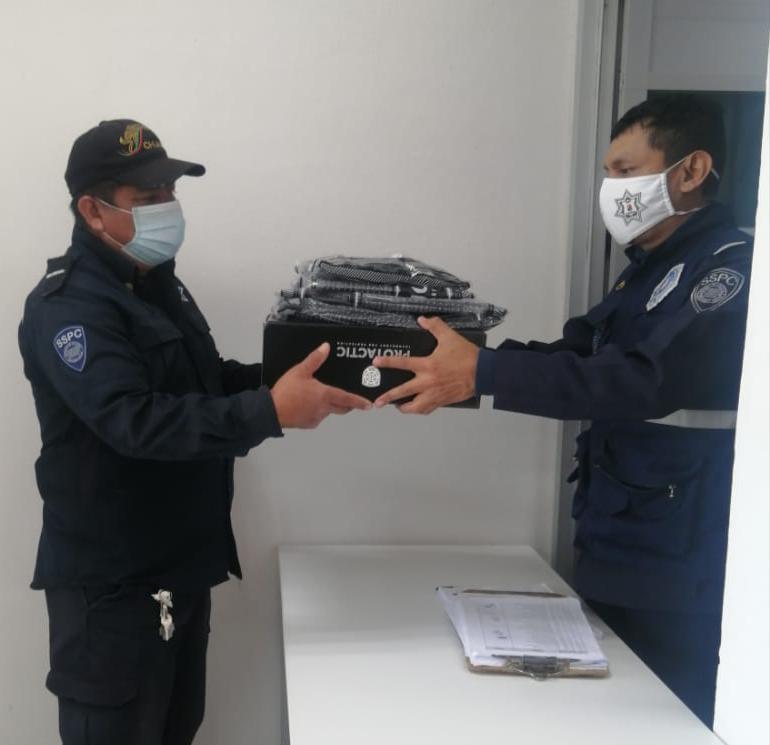 Entrega SSP uniforme a policías en Cuartel General Llano San Juan